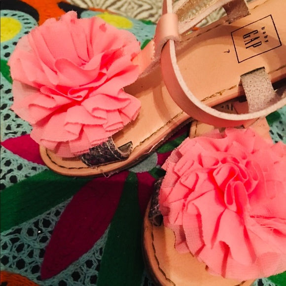 Adorable size 7 Gap sandals pink flower silver - Picture 3 of 3